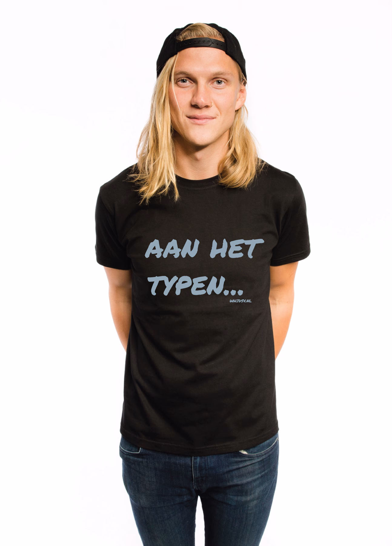 Een shirt met de tekst: "Aan het typen"